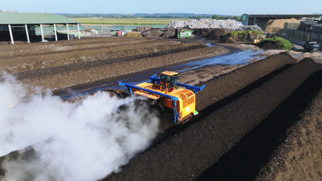 Mietenumsetzer auf dem Gelände der Wurzer Umwelt in Eitting
